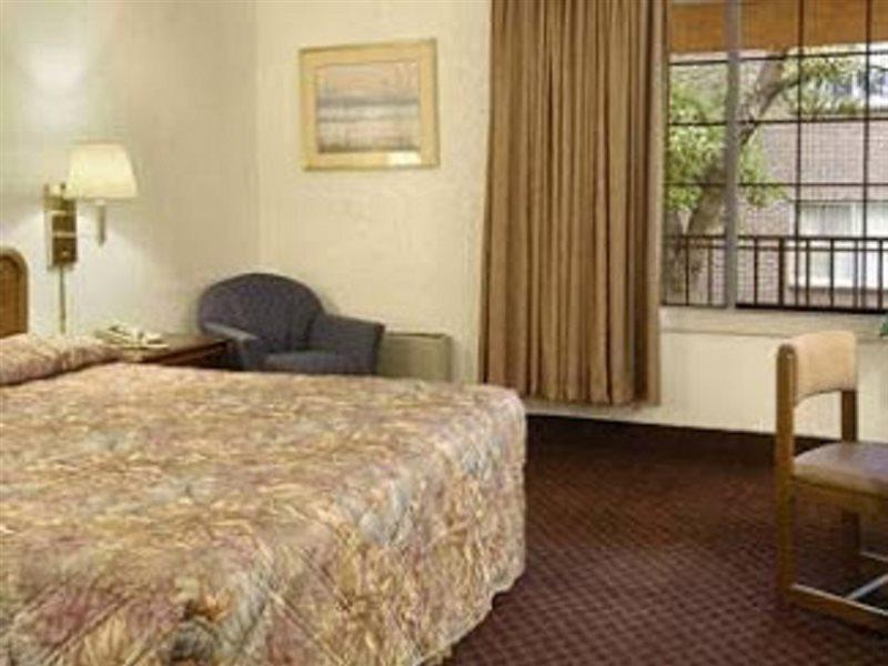 דנוור Rodeway Inn & Suites חדר תמונה